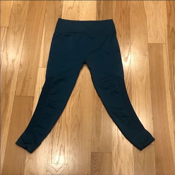 ✨HP✨Sync High-Waisted Perforated 7/8✨ - Picture 4 of 9